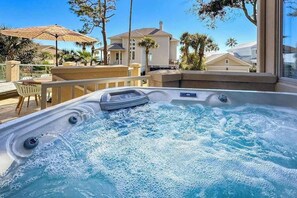 Outdoor spa tub - Conveniently located, gorgeous home with private pool & elevator - walk to beach (Hilton Head)