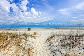 Beach nearby - Conveniently located, gorgeous home with private pool & elevator - walk to beach (Hilton Head)