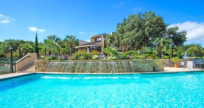 Stunning oceanview condo w/ a shared pool, hot tub, & tennis, plus beach access