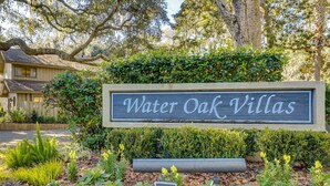 Schild für 'Water Oak Villas' mit der Nummer 21, die das Anwesen kennzeichnet.