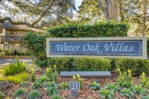 Property grounds - Family-friendly villa w/ golf course view and seasonally-heated complex pool (Hilton Head)