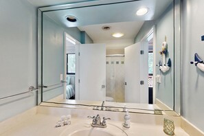 Douche, sèche-cheveux, serviettes fournies