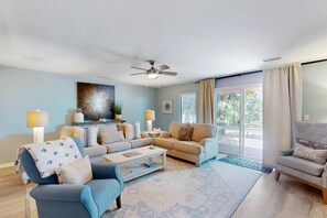 TV, offices - Stylish Home w/ Private Deck, Shared Pool, and access to Dining and Shopping (Hilton Head)