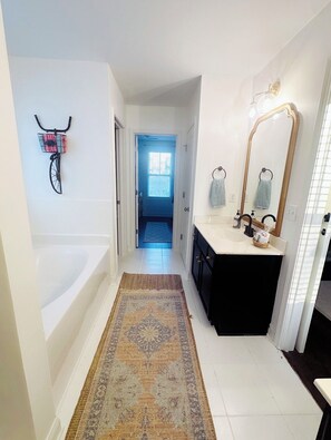Hair dryer, towels, soap, toilet paper - The Roost- Charming 4br Coastal Home Near Beaches (Wilmington)