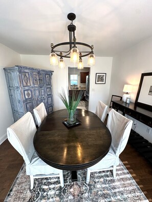 Dining - The Roost- Charming 4br Coastal Home Near Beaches (Wilmington)