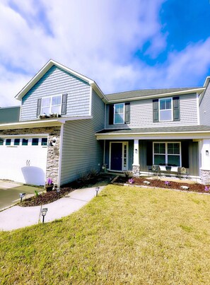 Exterior - The Roost- Charming 4br Coastal Home Near Beaches (Wilmington)
