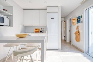 Geladeira, micro-ondas, fogão, cooktop