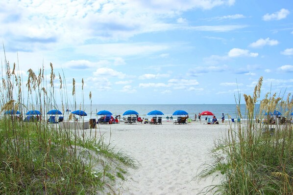 Beach nearby - Harbour Town villa with courtyard view & pool - close to shops & restaurants (Hilton Head)