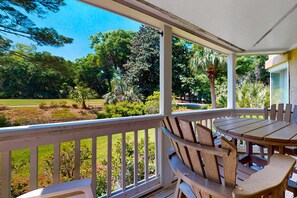 Outdoor dining - Island Bliss Near the Beach W/ Golf On-Site, Shared Pool/Hot Tub & Private Deck (Hilton Head)