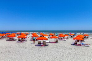 Beach nearby - Spacious Home - four rows from the ocean with private deck (Hilton Head)