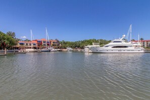 Marina - Spacious Home - four rows from the ocean with private deck (Hilton Head)