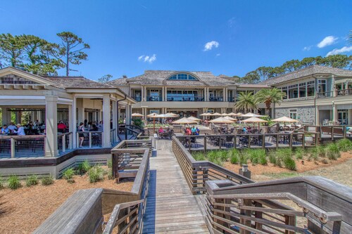 Spacious Home - four rows from the ocean with private deck