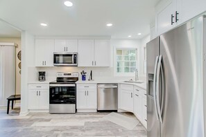 Fridge, microwave, oven, stovetop - Newly-renovated condo w/ lagoon views, shared pool, & tennis courts (Hilton Head)
