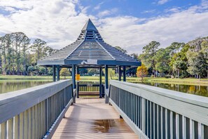 Property grounds - Newly-renovated condo w/ lagoon views, shared pool, & tennis courts (Hilton Head)