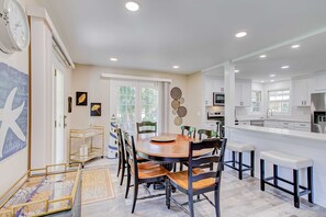 Dining - Newly-renovated condo w/ lagoon views, shared pool, & tennis courts (Hilton Head)