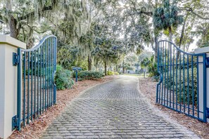 Property grounds - Newly-renovated condo w/ lagoon views, shared pool, & tennis courts (Hilton Head)