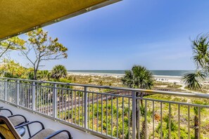 Property grounds - Corner-condo w/ panoramic view & wraparound deck - steps from the water (Hilton Head)