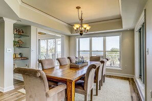 Dining - Corner-condo w/ panoramic view & wraparound deck - steps from the water (Hilton Head)