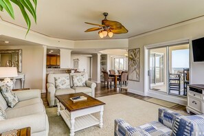 TV, DVD player, offices - Corner-condo w/ panoramic view & wraparound deck - steps from the water (Hilton Head)