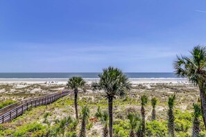On the beach - Corner-condo w/ panoramic view & wraparound deck - steps from the water (Hilton Head)