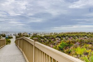 Property grounds - Corner-condo w/ panoramic view & wraparound deck - steps from the water (Hilton Head)
