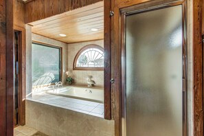 Shower, towels - Beachfront home with private pool, expansive deck & breathtaking views (Hilton Head)