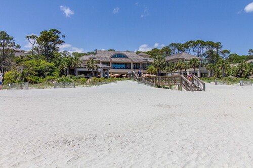 Bright & inviting condo near the beach w/ a private balcony - family friendly