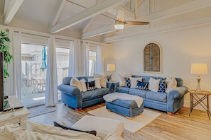 TV, DVD player, offices - Bright condo w/ a private patio - walk to beaches, pools, & shopping (Hilton Head)