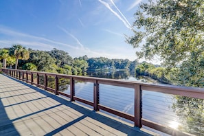 Property grounds - Bright condo w/ a private patio - walk to beaches, pools, & shopping (Hilton Head)