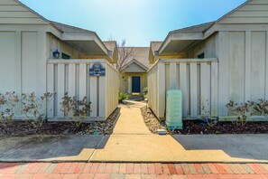 Exterior - Bright condo w/ a private patio - walk to beaches, pools, & shopping (Hilton Head)