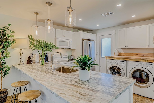 Fridge, microwave, oven, stovetop - Bright condo w/ a private patio - walk to beaches, pools, & shopping (Hilton Head)