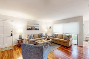 TV, offices - Newly updated Sea Pines retreat on golf course - Pool, Tennis/Pickleball Courts (Hilton Head)
