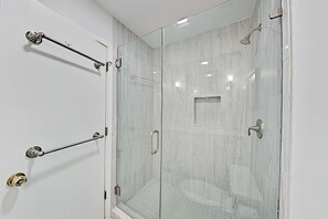 Shower, hair dryer, towels - Newly updated Sea Pines retreat on golf course - Pool, Tennis/Pickleball Courts (Hilton Head)
