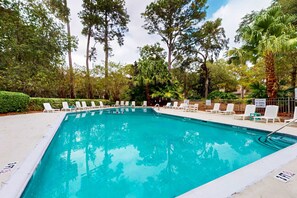 Pool - Newly updated Sea Pines retreat on golf course - Pool, Tennis/Pickleball Courts (Hilton Head)