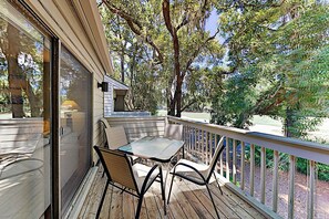 Outdoor dining - Newly updated Sea Pines retreat on golf course - Pool, Tennis/Pickleball Courts (Hilton Head)