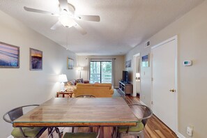 Interior - Gated Getaway w/ 2 Pools, Hot Tub & 10 Clay Tennis Courts, 350 Yards to Beach (Hilton Head)
