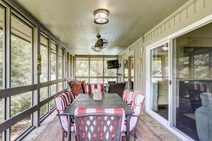 Outdoor dining - Secluded getaway: private hot tub & deck - less than a mile to Shipyard Beach (Hilton Head)