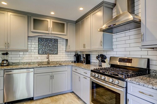 Secluded getaway: private hot tub & deck - less than a mile to Shipyard Beach