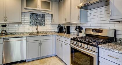 Secluded getaway: private hot tub & deck - less than a mile to Shipyard Beach