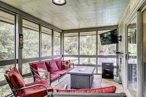 TV, offices - Secluded getaway: private hot tub & deck - less than a mile to Shipyard Beach (Hilton Head)