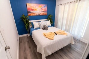 Room - 3BR Pool House Sleeps 8 (Hollywood)