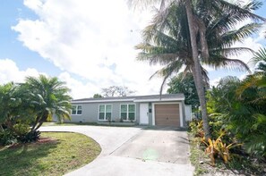 Exterior - 3BR Pool House Sleeps 8 (Hollywood)