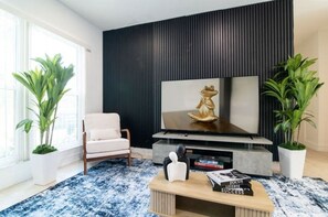 Interior - 3BR Pool House Sleeps 8 (Hollywood)