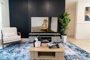 Interior - 3BR Pool House Sleeps 8 (Hollywood)