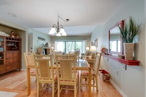 Dining - Family-friendly condo with washer/dryer, central AC, & outdoor pool (Hilton Head)