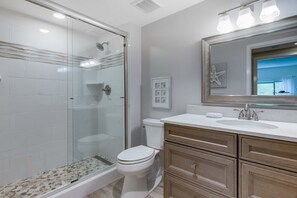 Shower, towels - Family-friendly condo with washer/dryer, central AC, & outdoor pool (Hilton Head)