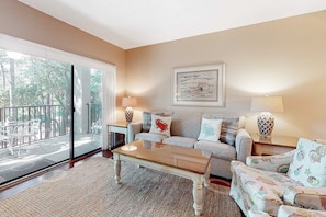 TV - Second-floor condo with balcony, shared outdoor pool, central AC (Hilton Head)