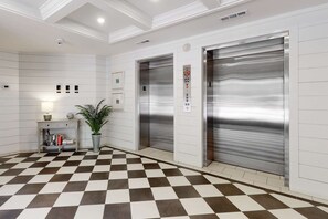 Interior - Second-floor condo with balcony, shared outdoor pool, central AC (Hilton Head)