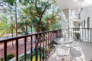 Outdoor dining - Second-floor condo with balcony, shared outdoor pool, central AC (Hilton Head)