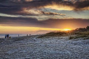 Beach - Updated Island Escape w/ Dual Suites - Golf, Tennis, Beach Club, Near Dining (Hilton Head)
